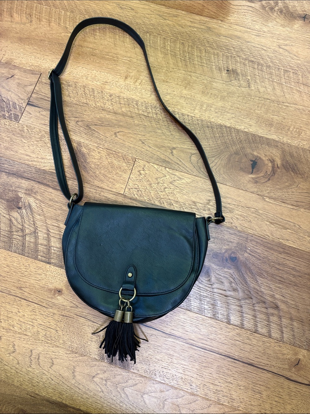 Black Tassel Saddle Crossbody Bag for Women — Classic Everyday Carry